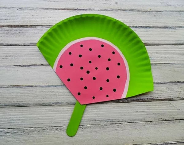 DIY Fächer als Wassermelone aus Pappteller 