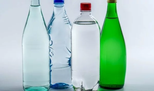 Alkalisches Wasser hoher pH Wert gesunde Lebensweise Flaschen