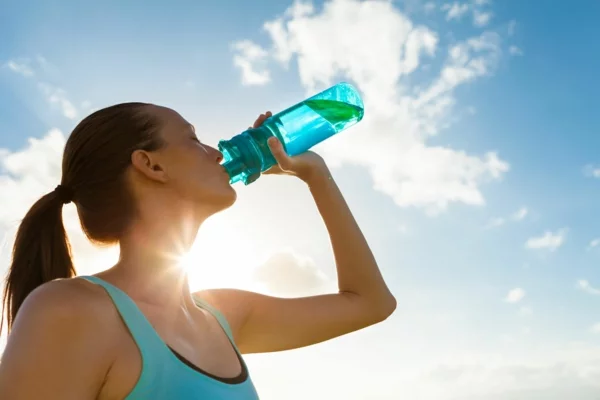 Alkalisches Wasser hoher pH Wert gesunde Lebensweise Wasser nach dem Sport