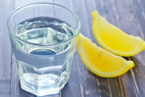 Alkalisches Wasser hoher pH Wert gesunde Lebensweise Zitronensaft