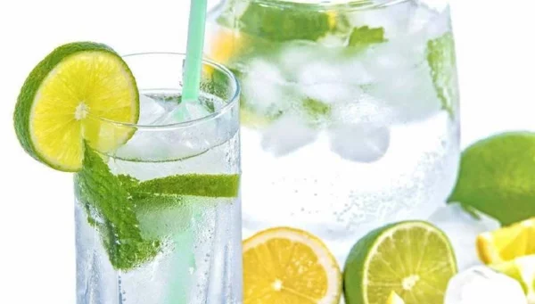 Alkalisches Wasser hoher pH Wert gesunde Lebensweise Zitronenwasser