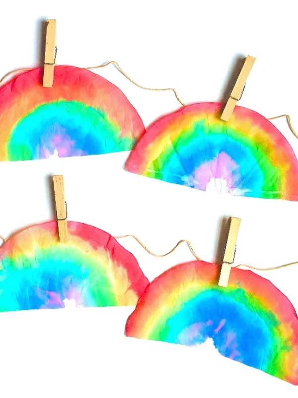 Basteln mit Kaffeefiltern kreatives DIY Projekt in Regenbogenfarben Bastelideen für passionierte Bastler