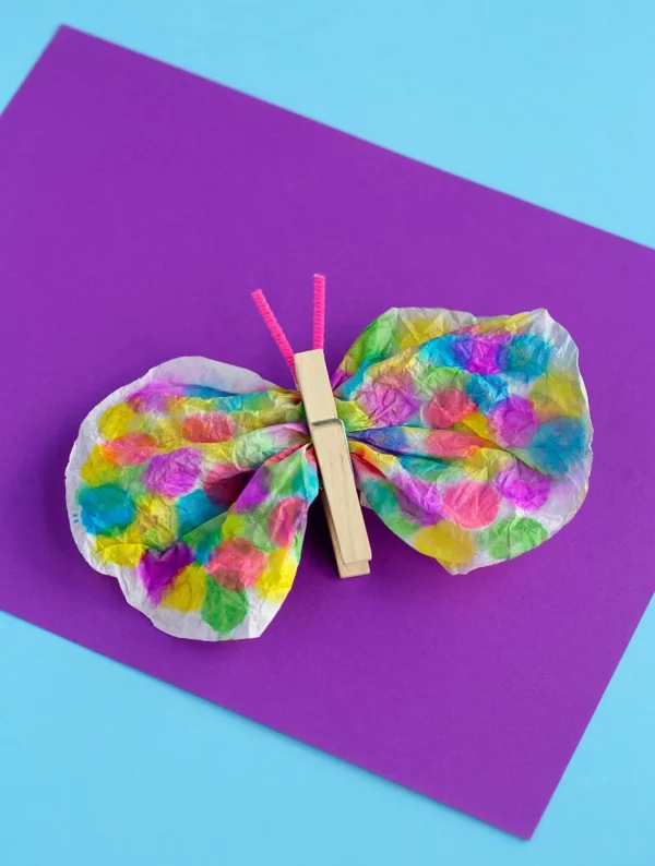 bunten Schmetterling Basteln mit Kaffeefiltern und Wäscheklammer Deko Idee