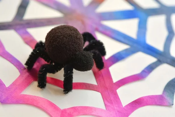 Basteln mit Kaffeefiltern Spinnennetz basteln mit Kindern eine schwarze Spinne aus Pfeifenreiniger 