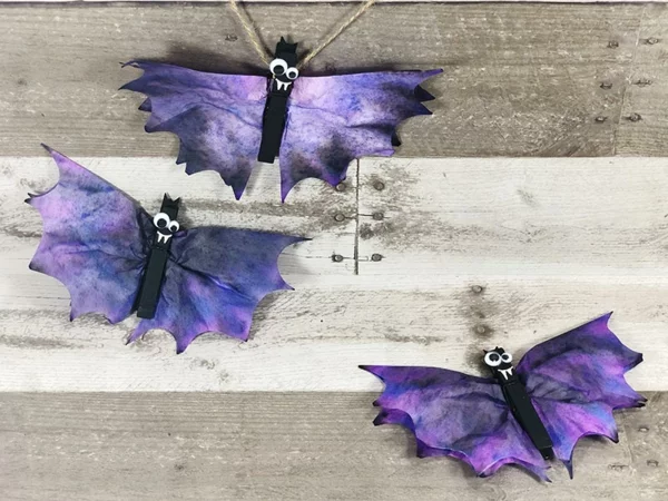 Basteln mit Kaffeefiltern lila Schmetterlinge zu Helloween niedliche Deko für zu Hause 