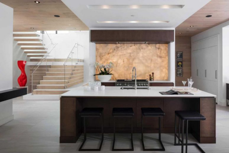 Einfamilienhaus in Florida mit offenem Wohnkonzept elegante Glastreppe hochmoderne Küche Kücheninsel Hocker Küchenspiegel aus Quarzit eingebaute Beleuchtung