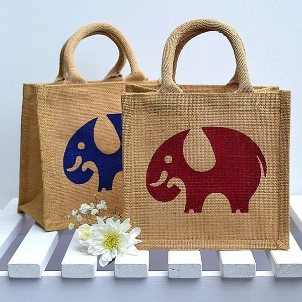 Jutebeutel bemalen rot und dunkelblau als Farben für Elefanten nutzen schöne Einkaufstaschen aus Jute verzieren