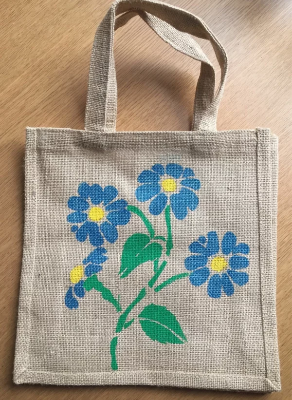 blaue Blumen auf Jutebeutel bemalen praktische Tipps schöne Einkaufstasche 
