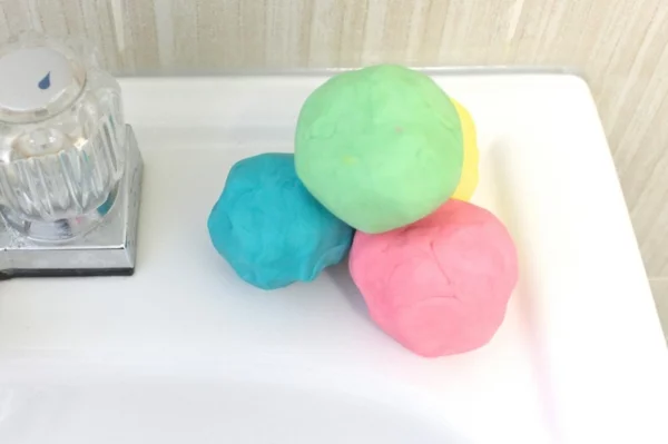 Knetseife selber machen Rezept Waschknete farbige Kugeln