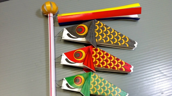 Koinobori Fliegende Fische basteln DIY Windsäcke aus Papier