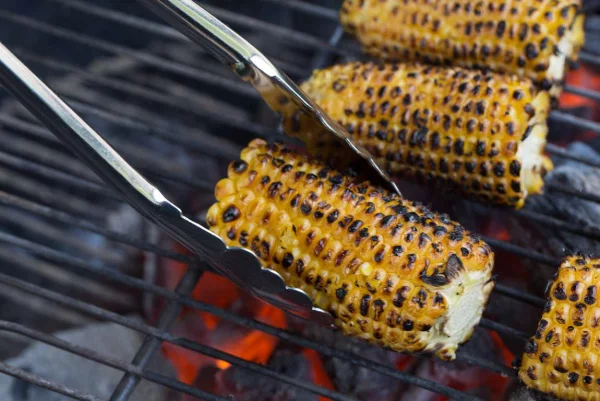 Maiskolben grillen mit Marinade Petersilie Zwiebelscheiben unwiderstehlich lecker Geschmack des Sommers