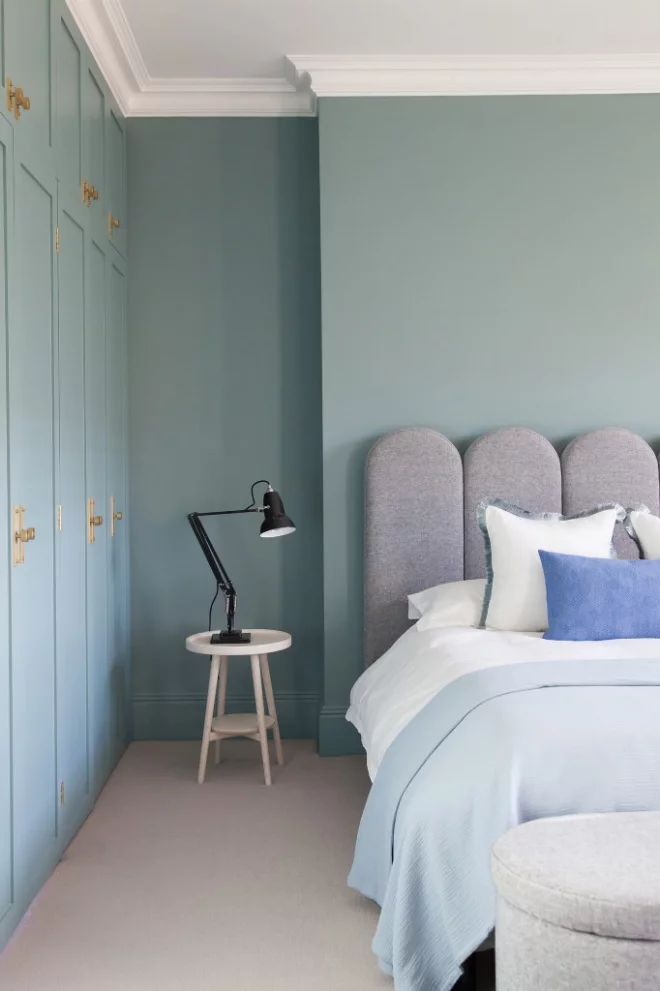 Mid-Century Modern Wohnstil Schlafzimmer grau stahlblau dominieren Wände Bett Bettwäsche