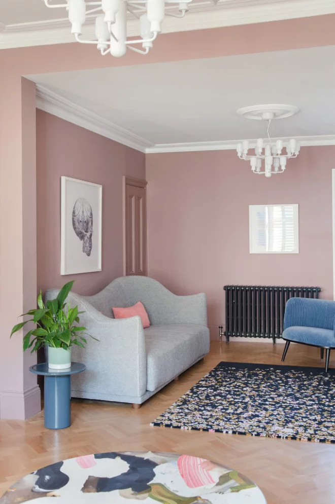 Mid-Century Modern Wohnstil Wohnzimmer Sitzecke hellgraues Sofa babyblauer Sessel