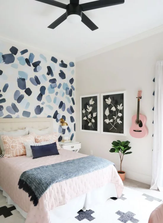 Mädchenzimmer modern und praktisch gestaltet Blau als Akzent mit Rosa und Weiß kombiniert