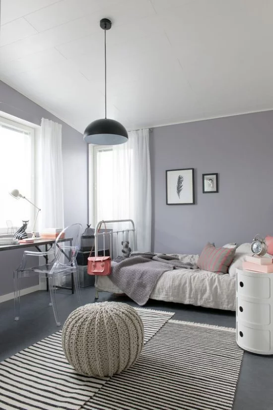 Mädchenzimmer modern und praktisch gestaltet Grau dominiert graue Wände Boden kleine Akzente in Weiß und Rosa