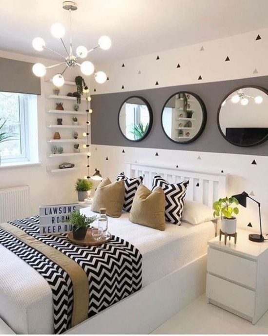 Mädchenzimmer modern und praktisch gestaltet Schlafbett drei runde Spiegel Kronleuchter wirkt überladen