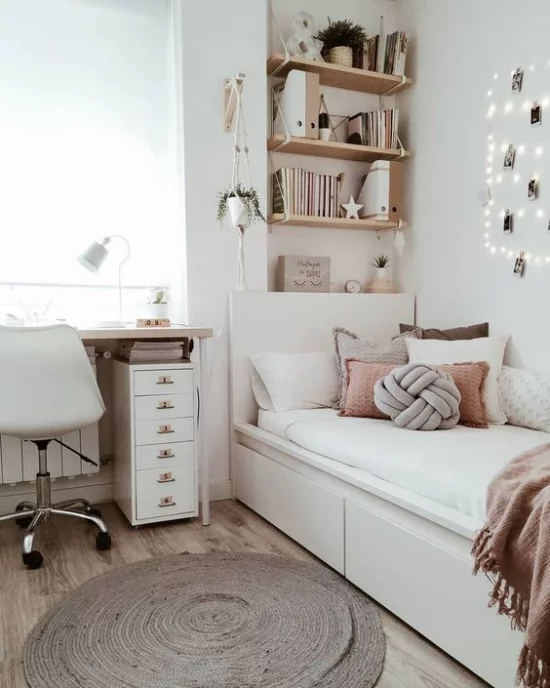 Mädchenzimmer modern und praktisch gestaltet praktisches Bett Schreibtisch am Fenster Wandregal mit Büchern Lampen