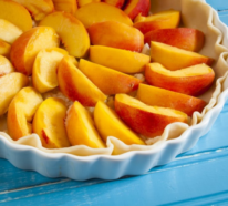 Pfirsichkuchen zubereiten – zwei Rezepte für flaumige und saftige Sommerdesserts!