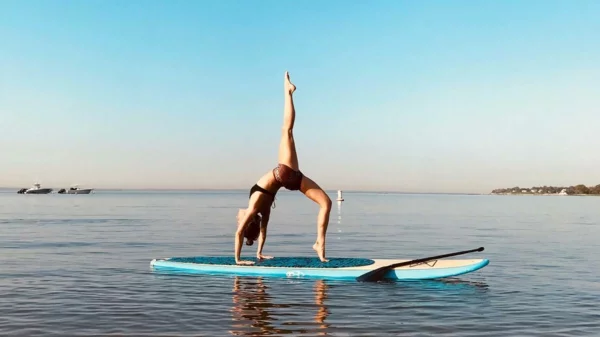 SUP Yoga Tipps Gleichgewicht am Paddleboard Yoga treiben