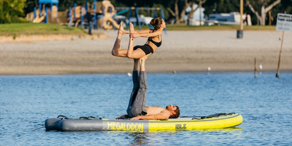 SUP Yoga Tipps Paddleboard Acro Yoga treiben Stehpaddeln