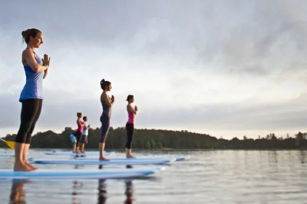 SUP Yoga Tipps Paddleboard Yoga Gleichgewicht üben