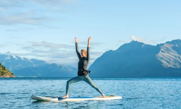 SUP Yoga Tipps Paddleboard Yoga in der Natur treiben