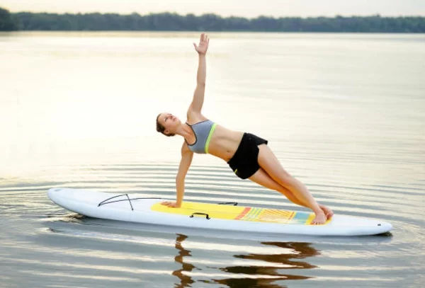 SUP Yoga Tipps Paddleboard Yoga treiben Gleichgewicht
