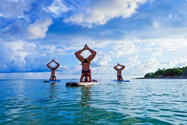 SUP Yoga Tipps Paddleboard Yoga treiben ruhiges Wasser