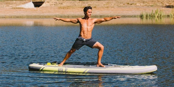 SUP Yoga Tipps Yoga treiben Stehpaddeln Mann