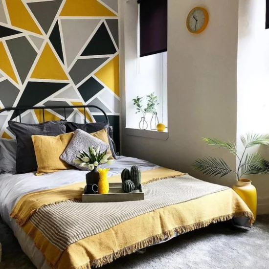 Schlafzimmer Ideen in Grau und Gelb Akzentwand hinter dem Schlafbett gemustert in geometrischen Figuren
