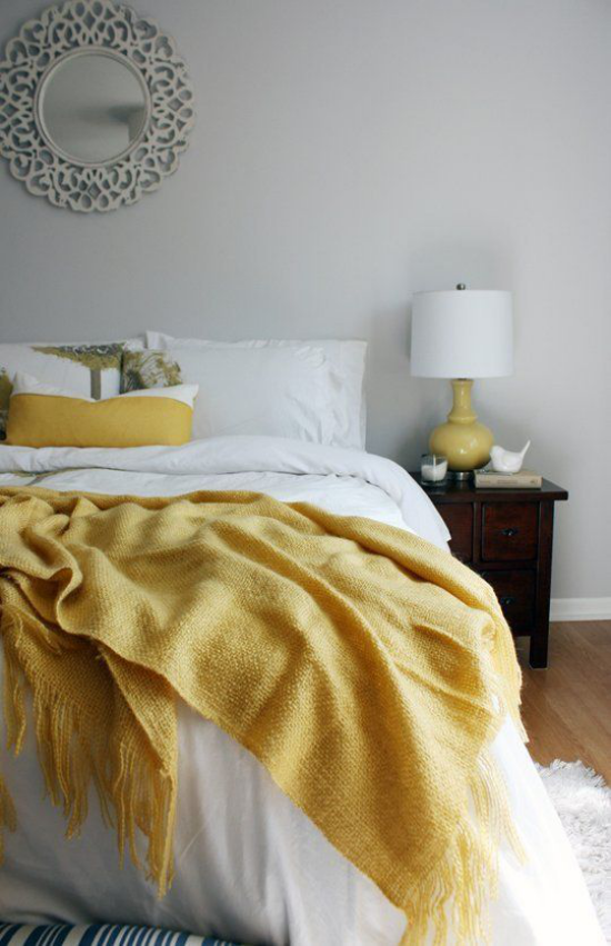 Schlafzimmer Ideen in Grau und Gelb Gemütlichkeit pur Bett weiße Bettwäsche etwas Gelb Nachttischlampe