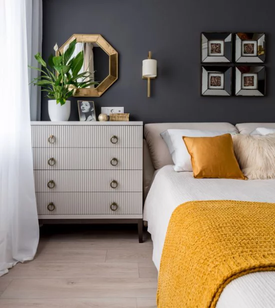 Schlafzimmer Ideen in Grau und Gelb Graphitgraue Wand hinter dem Schlafbett Weiß und Gelb als Farbkombination