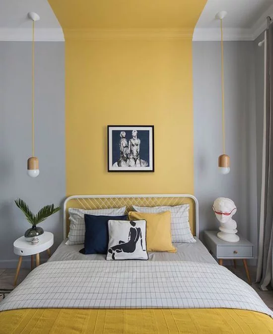 Schlafzimmer Ideen in Grau und Gelb an der Wand komfortables Bett einfache Einrichtung Wandbild zwei Nachttische Hängelampen