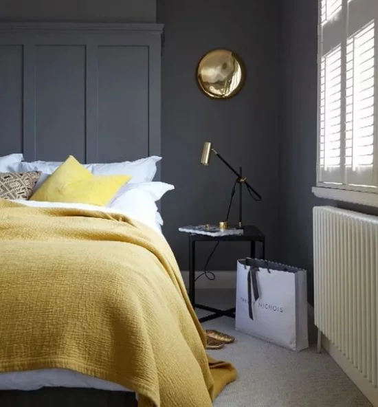 Schlafzimmer Ideen in Grau und Gelb eine gewagte Farbkombination graphitgraue Wand hellgelbe Tagesdecke Lampe neben dem Bett