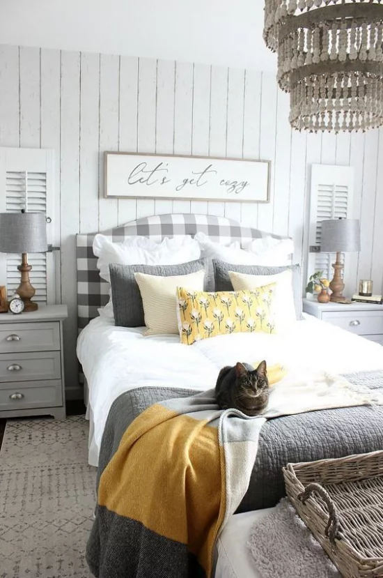Schlafzimmer Ideen in Grau und Gelb einladendes Zimmer visuell gut balanciert Katze auf dem Schlafbett