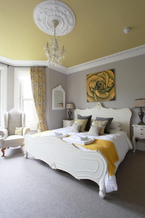 Schlafzimmer Ideen in Grau und Gelb geräumiges Schlafzimmer großes bequemes Bett