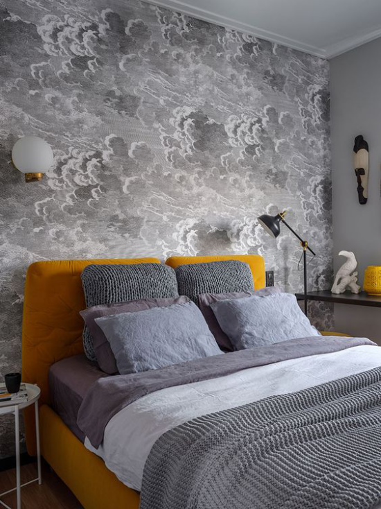 Schlafzimmer Ideen in Grau und Gelb graue Wandtapete Blickfang beruhigender Effekt gelbes Bett graue Bettwäsche