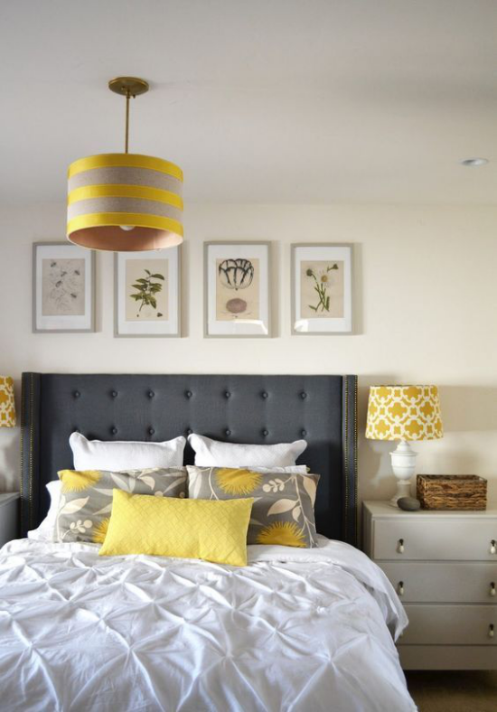 Schlafzimmer Ideen in Grau und Gelb helles einladendes Zimmer viel Weiß graues Bettkopfteil gelbe Kissen Hängelampe