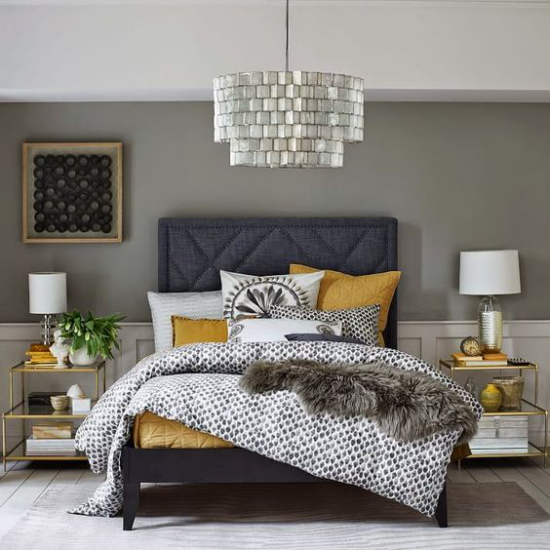 Schlafzimmer Ideen in Grau und Gelb schöner komfortabler Schlafraum graue Tagesdecke Bettwäsche zwei Nachtische Lampen Kronleuchter