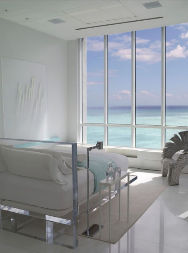 Schlafzimmer minimalistisch einrichten einfache Raumgestaltung großes Fenster Blick aufs blaue Meer