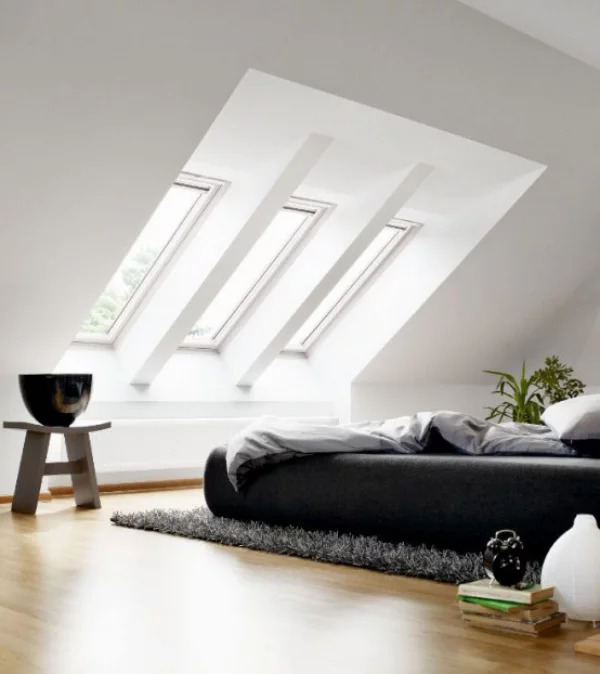 Schlafzimmer minimalistisch einrichten stilvolle Raumgestaltung auf dem Dachboden unter Dachschräge Dachfenster Schlafbett