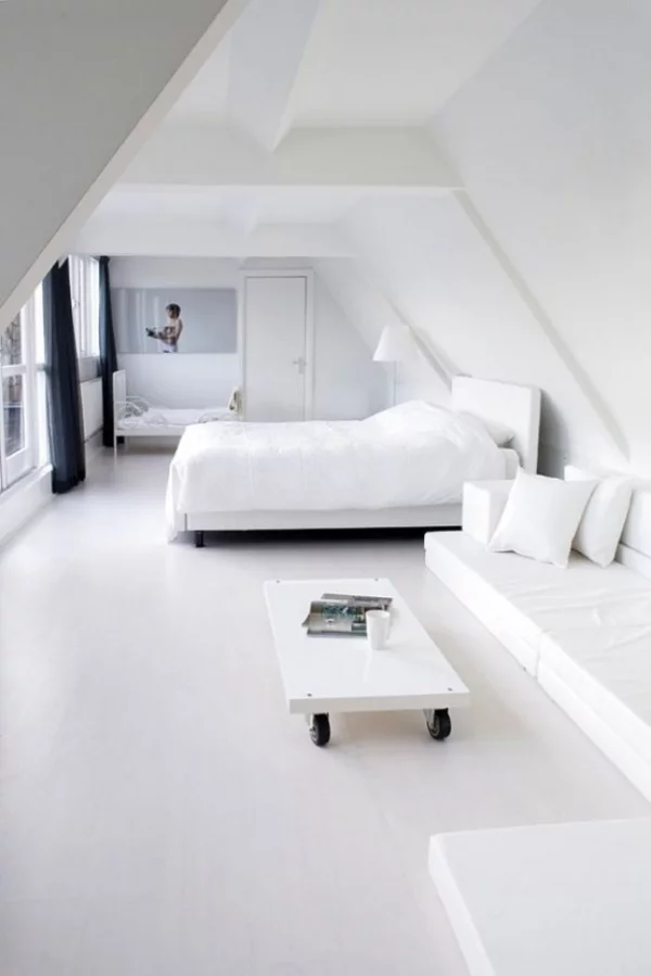 Schlafzimmer minimalistisch einrichten stilvolle Raumgestaltung ganz in Weiß auf dem Dachboden