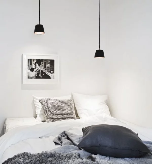 Schlafzimmer minimalistisch einrichten zwei schwarze Hängelampen einfach designt über dem Schlafbett