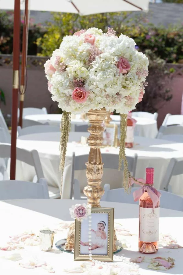 Tauffeier Tischdeko Ideen herrlicher Blumenstrauß Bild Flasche Wein