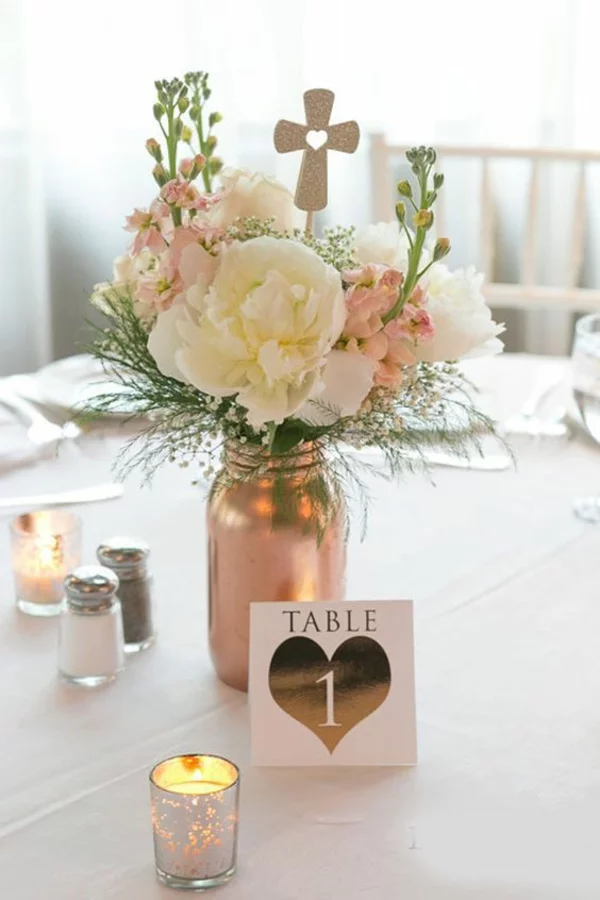 Tauffeier Tisch dekorieren prächtige Blumen religöse Symbole Kerzen
