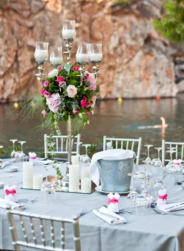 Tauffeier Gartenparty dekorierter Tisch mit Blumen weiße Kerzen