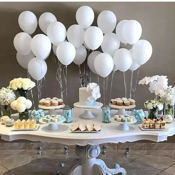 Tauffeier Tischdeko Junge blaue Akzente weiße Luftballons
