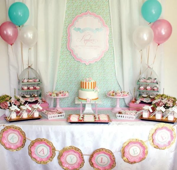 Tauffeier organisieren Tischdeko Ideen für ein Mädchen Ballons Süßigkeiten 