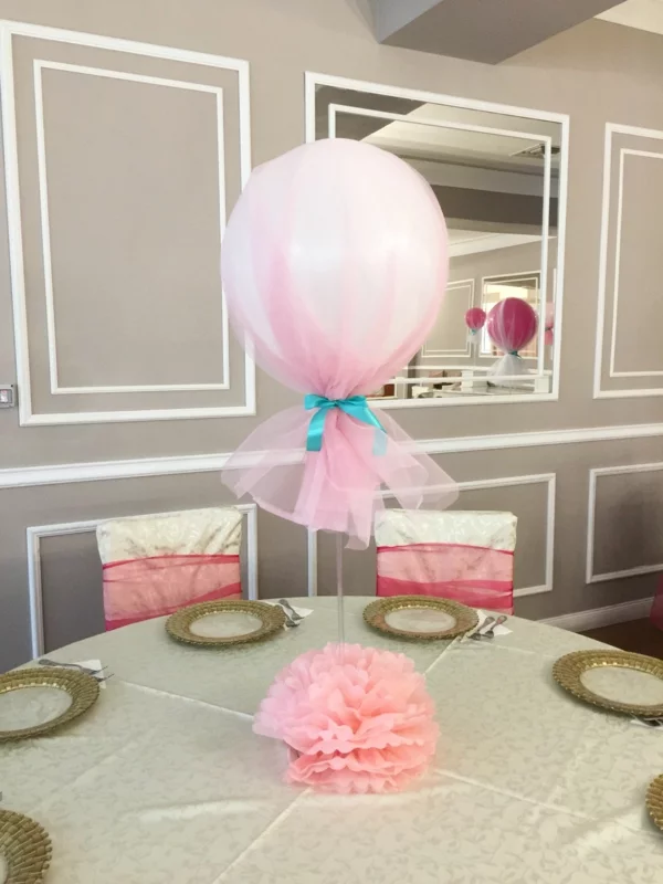 Tauffeier veranstalten einfache Tischdeko Luftballon in rosa Tüll