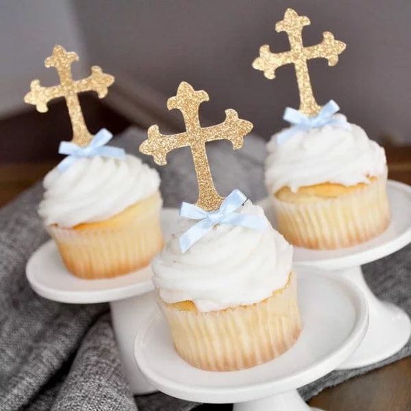 Tauffeier veranstalten Tischdeko Muffins mit religösen Symbolen